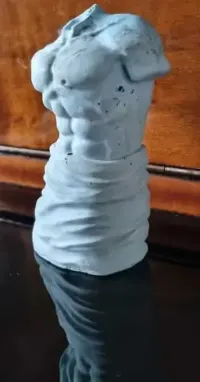 Antyczny Urok w Nowoczesnym Wydaniu: Miniatura Męskiego Torsu — ujęcie 3