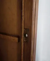 Bardzo stara szafka nocna, elektryczna ,nakastlik ok 1890 r. — ujęcie 4