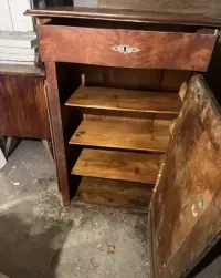 Bardzo stara zabytkowa szafa do renowacji.  85 x 135 x 45 — ujęcie 2