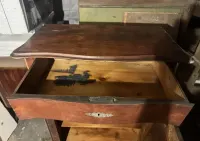 Bardzo stara zabytkowa szafa do renowacji.  85 x 135 x 45 — ujęcie 3