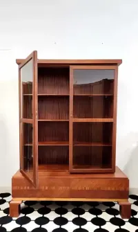 Biblioteczka art deco — ujęcie 2