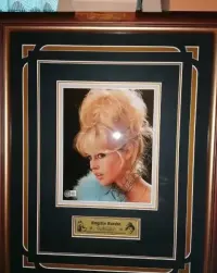 Brigitte Bardot autograf na pięknej fotografii w eleganckiej ramie — ujęcie 3