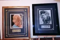 Brigitte Bardot autograf na pięknej fotografii w eleganckiej ramie — ujęcie 2