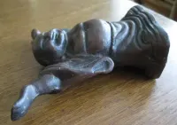 Budda, odlew z ciemnego metalu, stara ręczna praca, idealna. — ujęcie 4