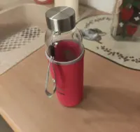 Butelka szklana na wodę — ujęcie 2