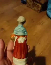 Ceramiczna figurka staruszka z laską — ujęcie 2