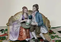Ceramiczna figurka w stylu rokokoko para siedzaca na kanapie — ujęcie 2