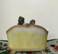 Ceramiczna figurka w stylu rokokoko para siedzaca na kanapie — ujęcie 3