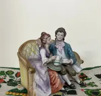 Ceramiczna figurka w stylu rokokoko para siedzaca na kanapie — ujęcie 4