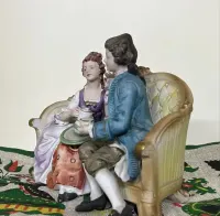 Ceramiczna figurka w stylu rokokoko para siedzaca na kanapie — ujęcie 5