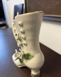 Ceramiczny but w stylu wiktoriańskim z różami — ujęcie 2