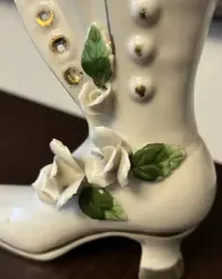 Ceramiczny but w stylu wiktoriańskim z różami — ujęcie 3