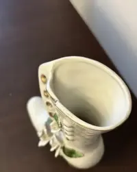 Ceramiczny but w stylu wiktoriańskim z różami — ujęcie 4