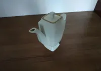 Ceramiczny dzbanek z przykrywką. — ujęcie 2