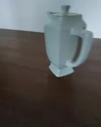 Ceramiczny dzbanek z przykrywką. — ujęcie 3