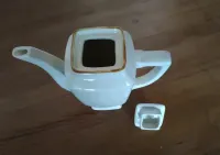 Ceramiczny dzbanek z przykrywką. — ujęcie 4