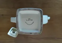 Ceramiczny dzbanek z przykrywką. — ujęcie 5