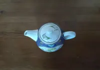 Ceramiczny dzbanek z przykrywką.ładnie zdobiony — ujęcie 2