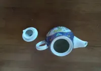 Ceramiczny dzbanek z przykrywką.ładnie zdobiony — ujęcie 3