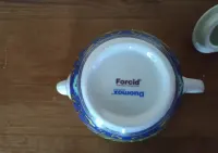 Ceramiczny dzbanek z przykrywką.ładnie zdobiony — ujęcie 4