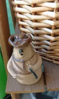 Ceramiczny jeżyk kowboj — ujęcie 2