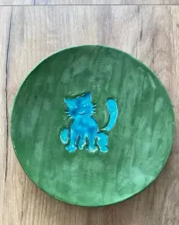 Ceramika rękodzieło- talerz 21 cm z kotkiem — ujęcie 2