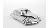 Citroën DS (1955) model legendarnego samochodu wykonany z metalu — ujęcie 2