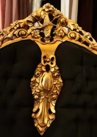 czarna sofa trzysobowa ze złotą rzeźbioną ramą w stylu rokoko barok Ludwik — ujęcie 4