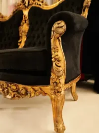 czarna sofa trzysobowa ze złotą rzeźbioną ramą w stylu rokoko barok Ludwik — ujęcie 5