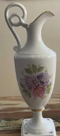 Desingerski ozdobny dzbanek wytwórni porcelaby Alka z sygnaturę stosowaną w latach 1967-1970 — ujęcie 4