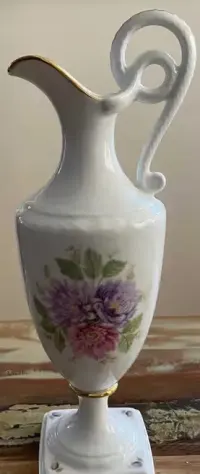 Desingerski ozdobny dzbanek wytwórni porcelaby Alka z sygnaturę stosowaną w latach 1967-1970 — ujęcie 2