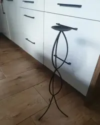 Długi świecznik PRL czarny metalowy 69 cm — ujęcie 3