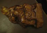 Drewniana rzeźba, siedząca kobieta, piękna praca, twarde drewno — ujęcie 4