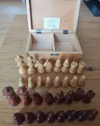 drewniane figury szachowe w kasetce wyprodukowane przez VEB Heimatkunst w Grünhainichen. — ujęcie 2