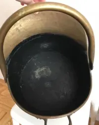 Duża  „mosiężna węglarka” ozdobna, typ holenderski, ciężka 2,2 kg — ujęcie 4