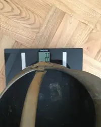 Duża  „mosiężna węglarka” ozdobna, typ holenderski, ciężka 2,2 kg — ujęcie 5