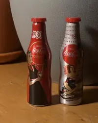 Dwie butelki kolekcjonerskie coca cola 1930 i 1950 — ujęcie 5