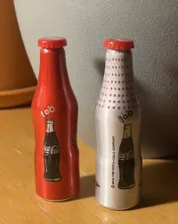 Dwie butelki kolekcjonerskie coca cola 1930 i 1950 — ujęcie 2
