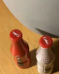 Dwie butelki kolekcjonerskie coca cola 1930 i 1950 — ujęcie 3