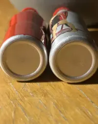 Dwie butelki kolekcjonerskie coca cola 1930 i 1950 — ujęcie 4