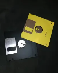 dyskietka 3,5" amulet brelok retro nośnik danych Korg Roland Yamaha — ujęcie 2
