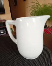 Dzbanek porcelanowy KPM — ujęcie 3