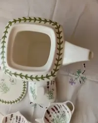 Dzbanek porcelanowy z podstawkami firmy Duo — ujęcie 2