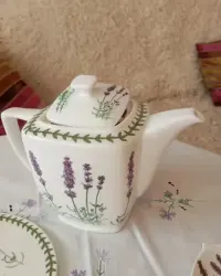 Dzbanek porcelanowy z podstawkami firmy Duo — ujęcie 3