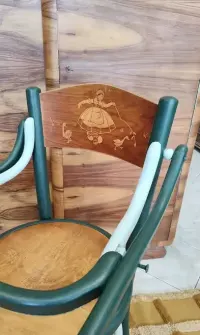 Dziecięce drewniane krzesełko do karmienia vintage — ujęcie 4