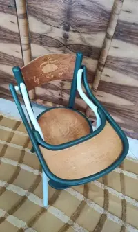 Dziecięce drewniane krzesełko do karmienia vintage — ujęcie 5