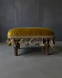 Elegancki podnóżek pufa vintage retro chwosty musztardowy złoty welur — ujęcie 3