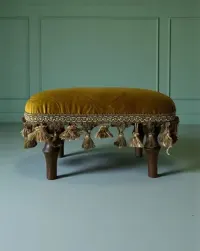 Elegancki podnóżek pufa vintage retro chwosty musztardowy złoty welur — ujęcie 4