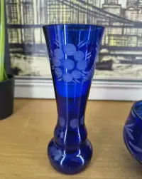 Elegancki zestaw szkła kobaltowego — ujęcie 2