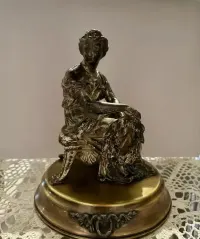 Figura siedzącej kobiety z wieńcem laurowym — ujęcie 2
